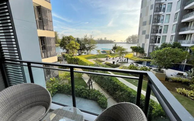 Modern apartment at Cassia by Lofty