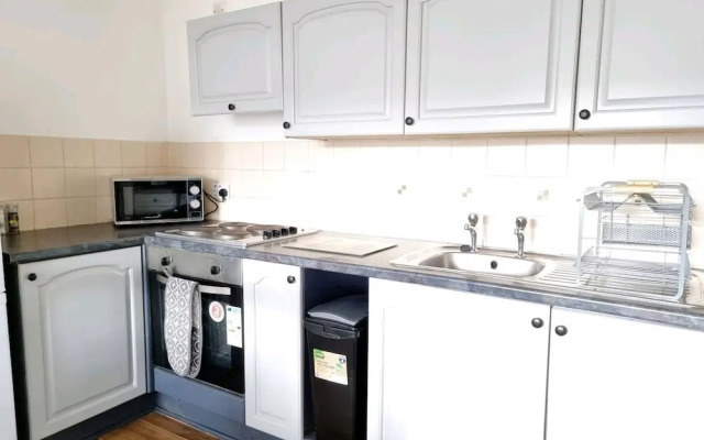 Lovely 2 bed with free parking