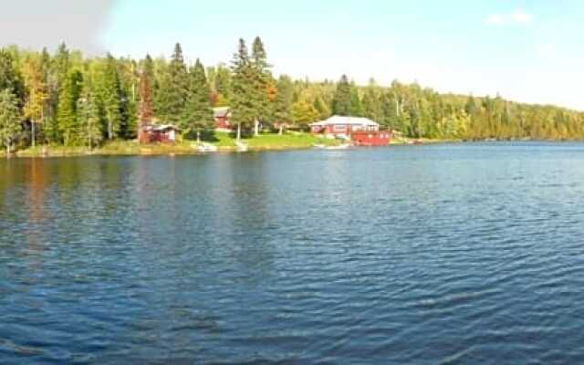 Kan-à-Mouche Pourvoirie Auberge et Chalets