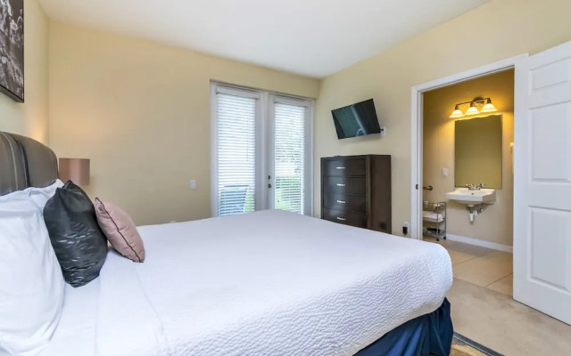 Spacious Vista Cay Townhome Newly Furnished!