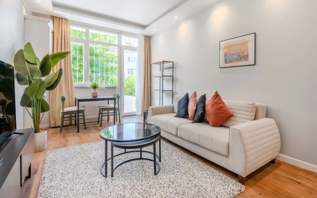 House w Garden 10 min to City s in Beyoglu