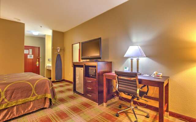 Super 8 by Wyndham Waterloo