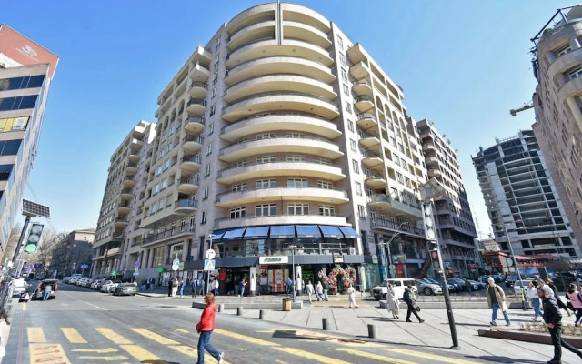 North Ave. apartment by Luxe Group HH777