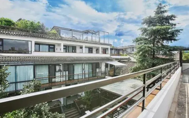 I have a mountain and sea courtyard