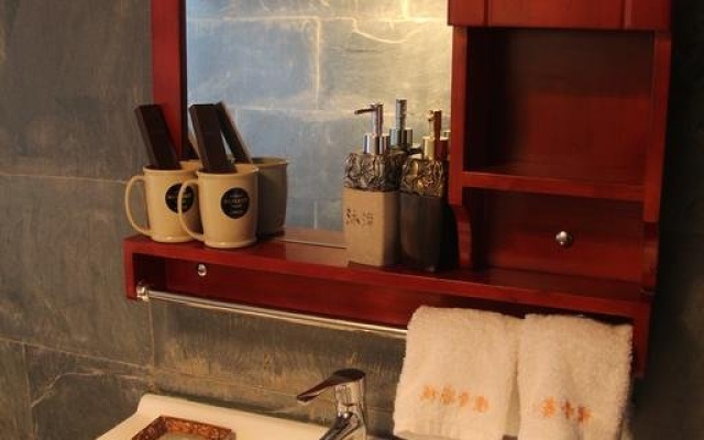 Sandal wood Hostel Inn – Bathroom – Shangri-La