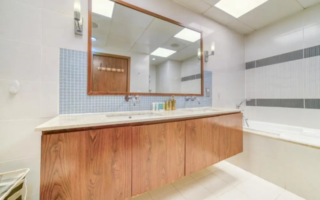 Modish Palm 3BR w Private Balcony Beach Access