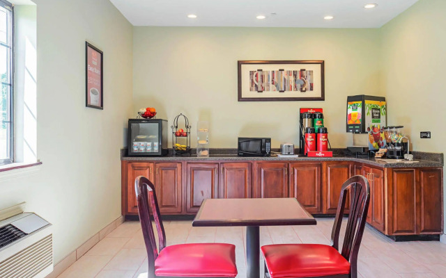 Econo Lodge Inn & Suites