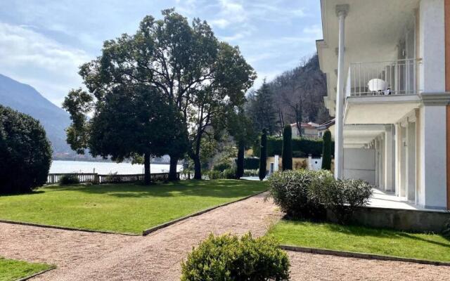 [Charming place with pool, lake and terrace] 135