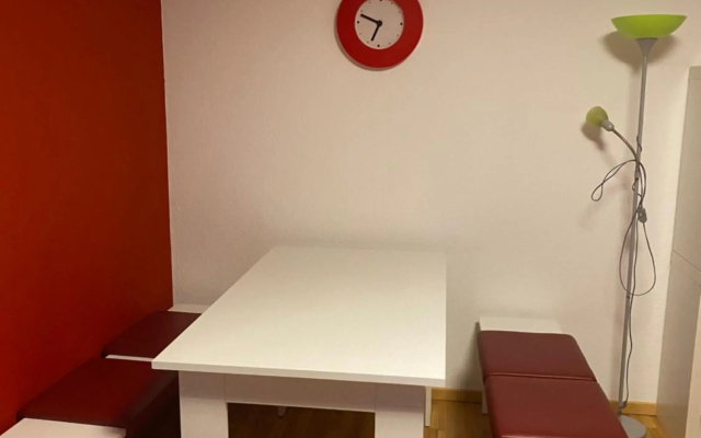 Zwei Zimmer Appartment mit Balkon und Stellplatz voll möbliert