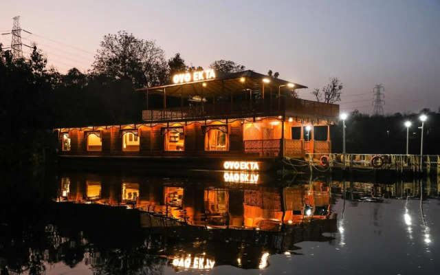 OYO EKTA Houseboat