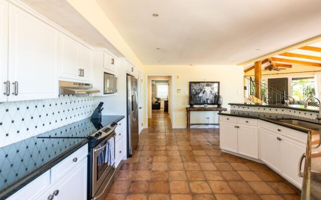Luxury Ocean-view Flamingo Home Sleeps 10 - Walk to Beach