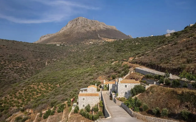 Trapela Limeni Luxury Suites
