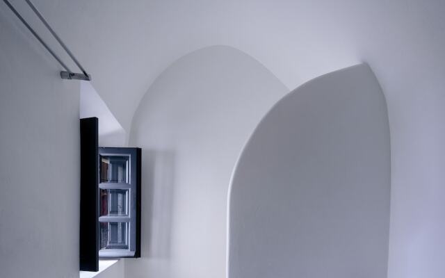 Firalia, Casa In Rock Suites