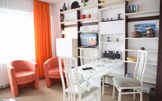 Einfaches 2-Zimmer-Appartement mit Balkon.