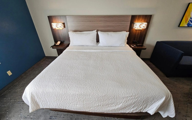 Holiday Inn Express Hotel & Suites Cincinnati-Blue Ash by IHG