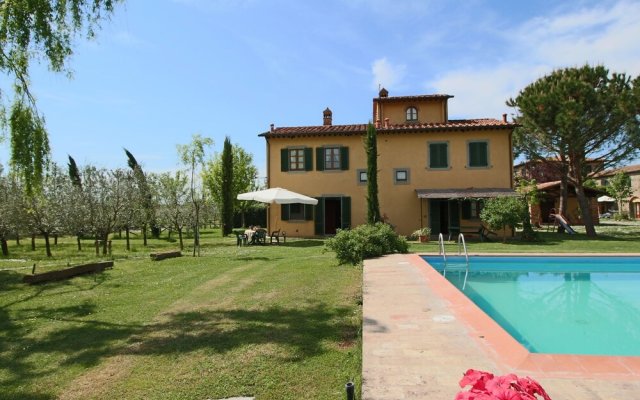 A Peaceful Farmhouse in Cortona with Swimming Pool