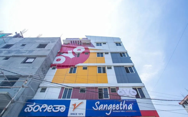 OYO 15111 Greencity Comforts