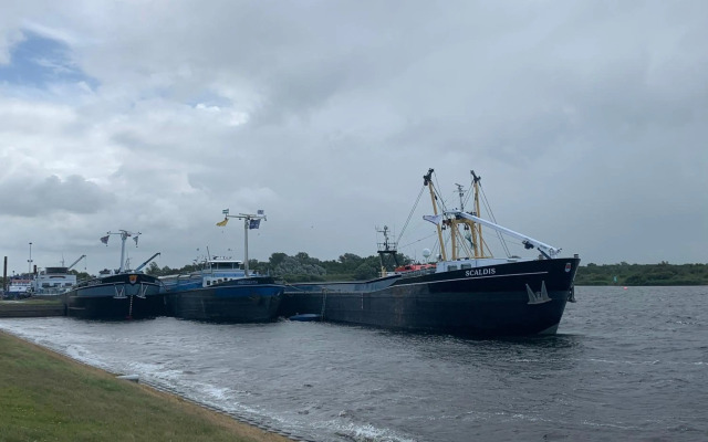 Dijkhofje, dichtbij strand, zee en meer.