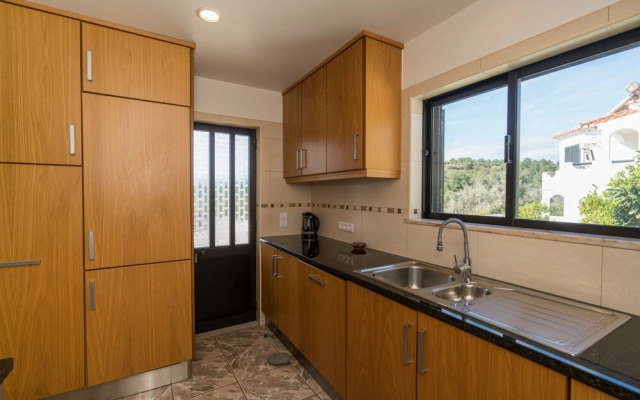 Inviting 4-bed Villa in Burgau With Private Pool