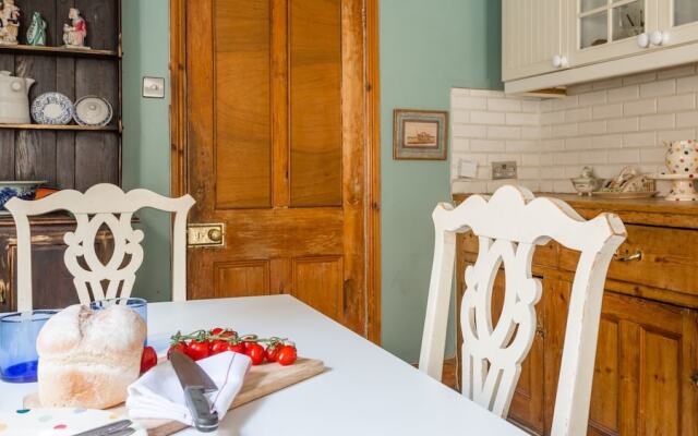 Traditional and Colourful 2BR Garden Flat in Parsons Green