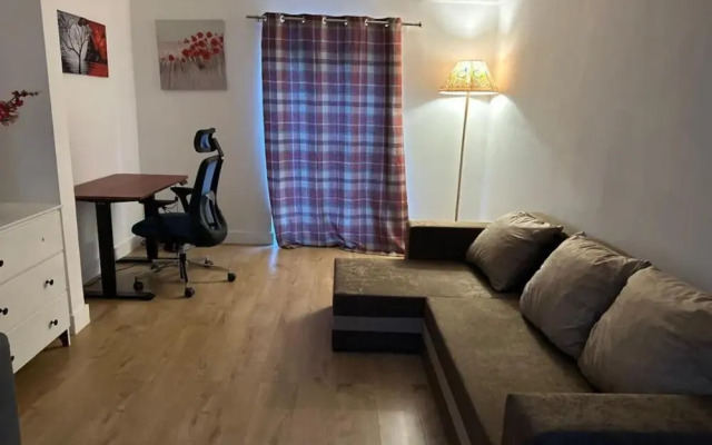 Spacious 3-bed House With car Park Near Heathrow