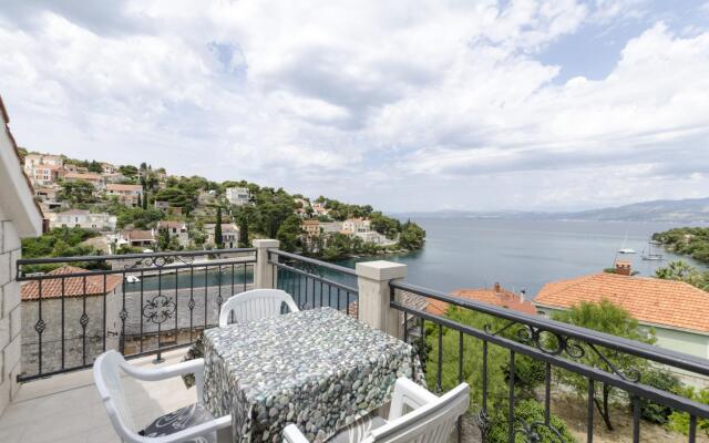 Apartments Marinko in Splitska - island Brac