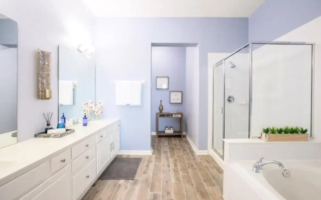 Lakeview Penthouse Elegance 3 Bedroom Condo by RedAwning