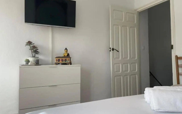 Cozy Town House With Terrace and Free Wifi