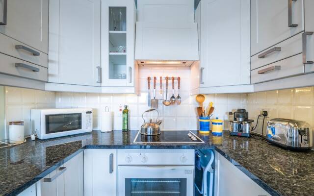 Delightful Wapping Home with Stunning River Views