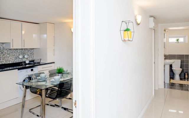Lovely 2 Bedroom Apartment With Free Parking