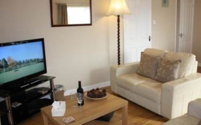 Romantic Apartment in Wisemans Bridge With Terrace
