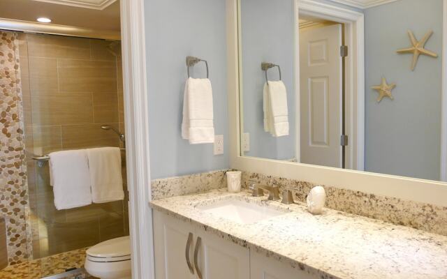 Beachfront Condo With Pool and Dazzling Ocean View