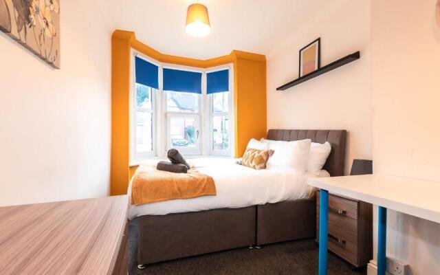 6 bed Residential home with Parking