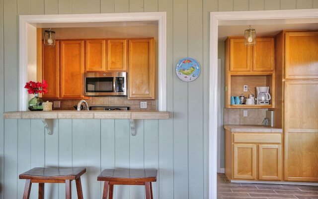 Summerland Ocean View Cottage by RedAwning