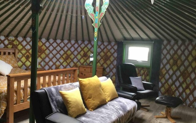 Green Yurt With Hot Tub - Sleeps 3, Parking & Wifi