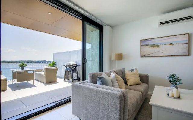 Superb 2-bed Apartment With Scenic Bay Views