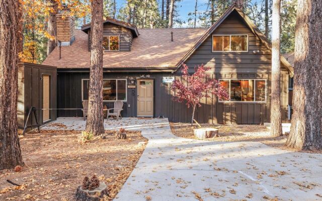 THE Teddy Bear Chalet #2257