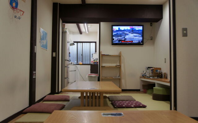 Shiori An - Hostel