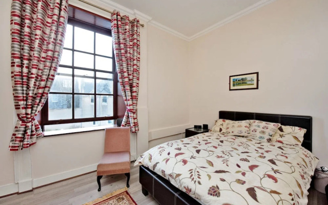 Grand Mansion, 9 Beds, Sleeps 17, Parking - Groups
