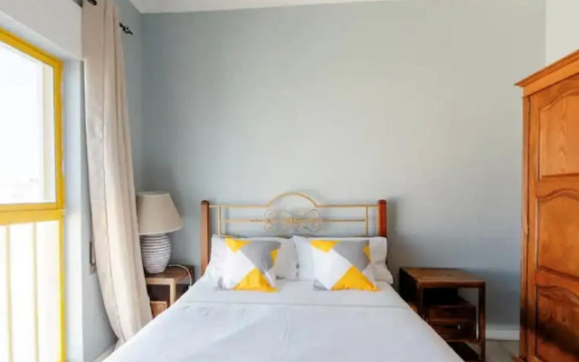 Cozy and Sunny Coastal Escape With Stunning Views