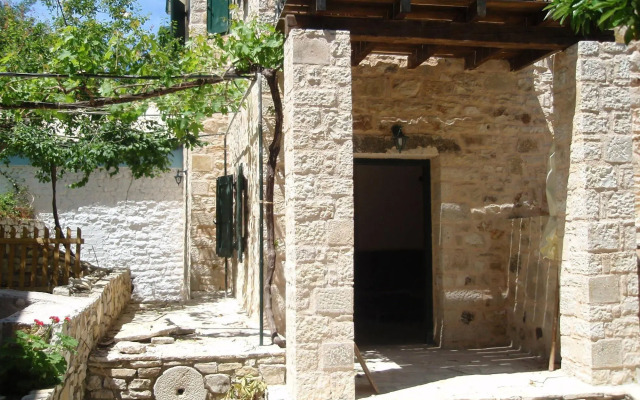Adamantia Hotel