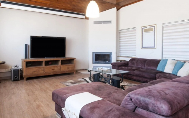 Central Flat With City View and Terrace in Sisli