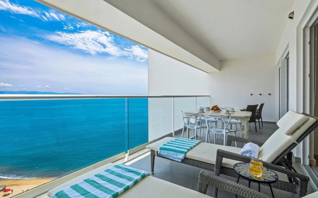 Stylish Beachfront 2BR - Balcony & Pools