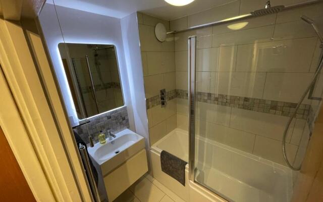 Spacious 2-Bedroom Flat Near Surbiton Station