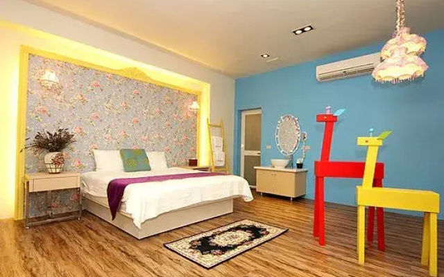 Designed Hostel - Follow Me