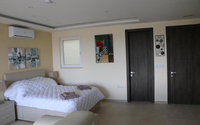 Wileg 4A Luxury Studio Apartment with Shared Swimming Pool.
