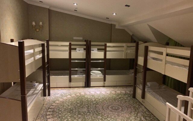 Eleon Hotel - Hostel