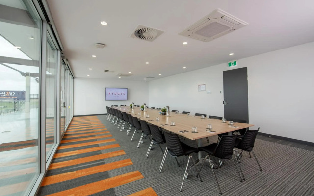 Rydges Pit Lane Hotel