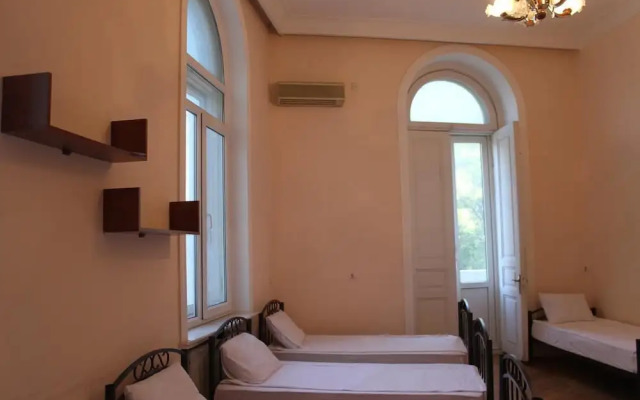 Tourest Inn Central - Hostel