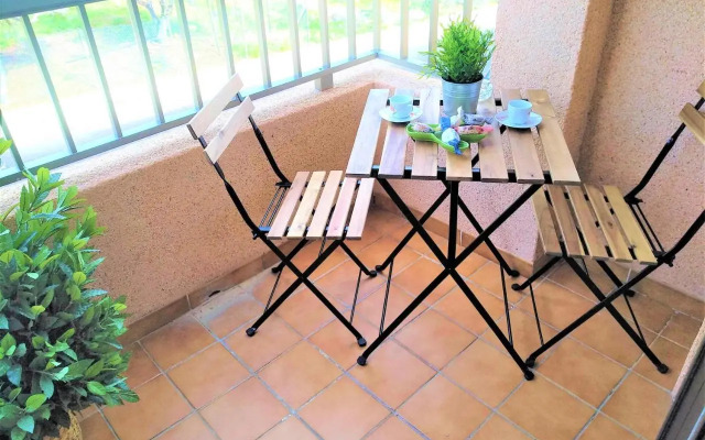 Bright spacious apartment, 2 min walk from beach